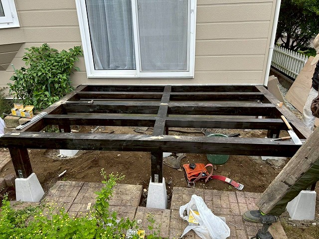 ウッドデッキの骨組みが完成した様子